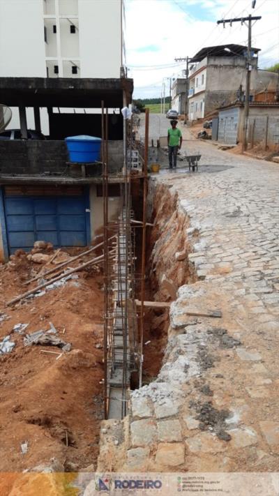 Prefeitura realiza construção de muro de arrimo no Bairro Vista Alegre
