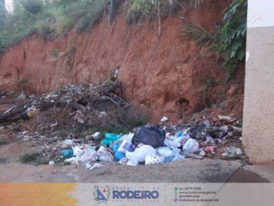 Flagrante mostra descarte incorreto do lixo e Prefeitura pede a colaboração da população