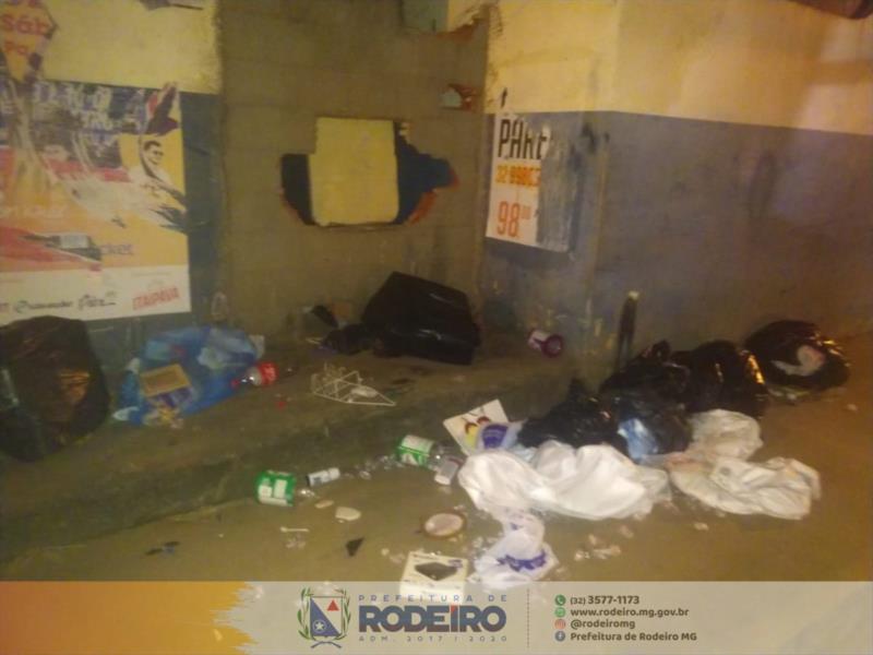 Descarte incorreto de lixo nas ruas fora dos dias e horários de coleta pode trazer sérios riscos à saúde da população