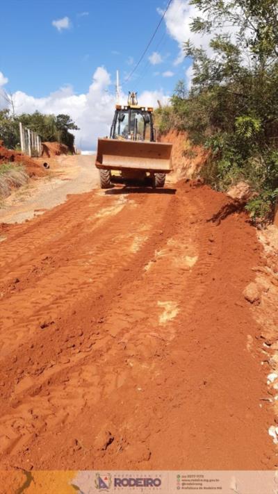 Prefeitura realiza preparação para calçamento da Rua das Flores no Bairro Primavera