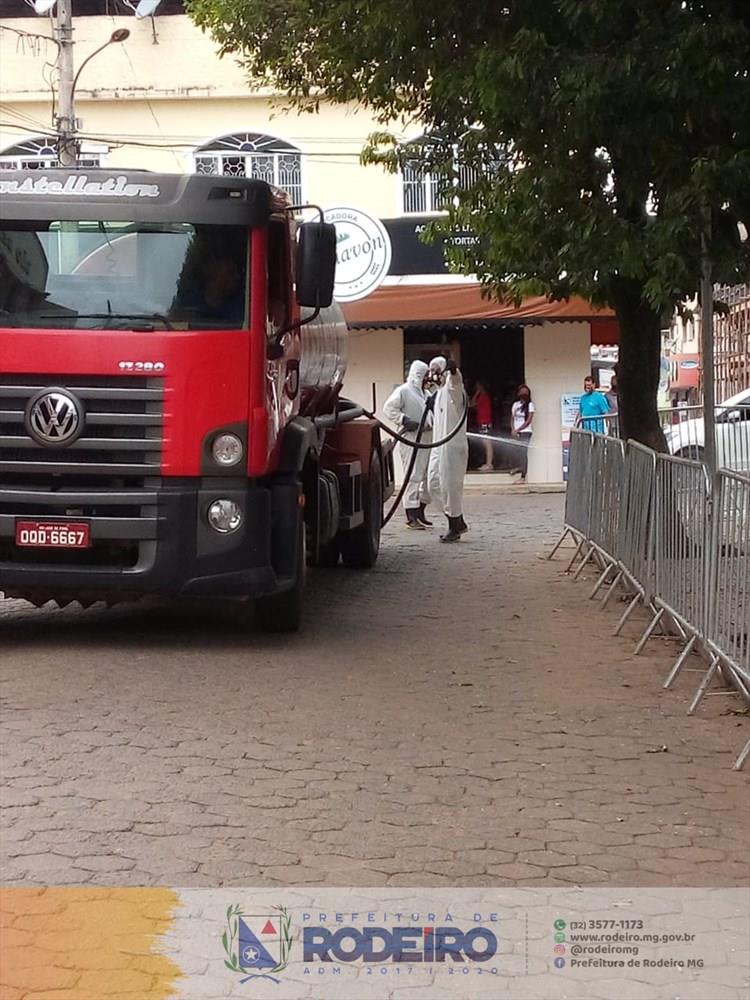 Prefeitura realiza a desinfecção de ruas da cidade em parceria com a AMPAR