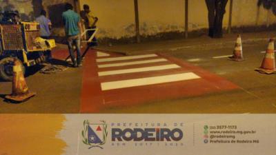 Prefeitura realiza serviço de pintura de faixas e sinalização horizontal nas ruas do município