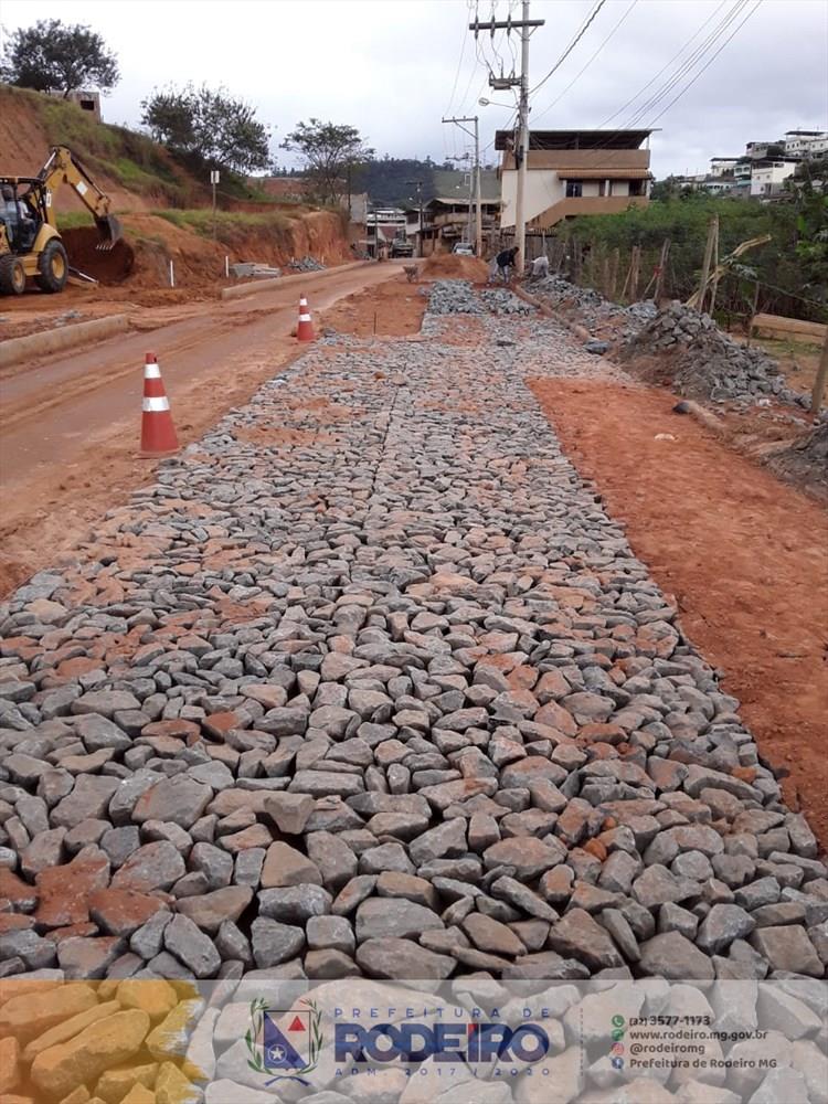 Prefeitura dá início a calçamento poliédrico na Rodovia Landim Teixeira
