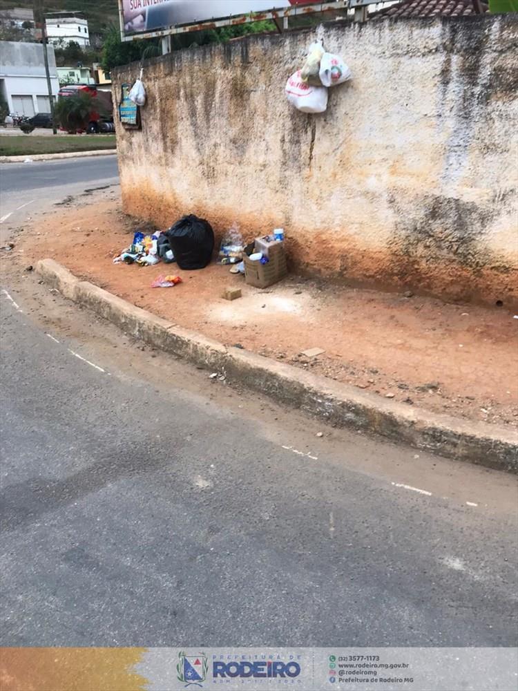 Flagrante mostra lixo depositado fora do horário da coleta. Manter a cidade limpa é um dever de todos!