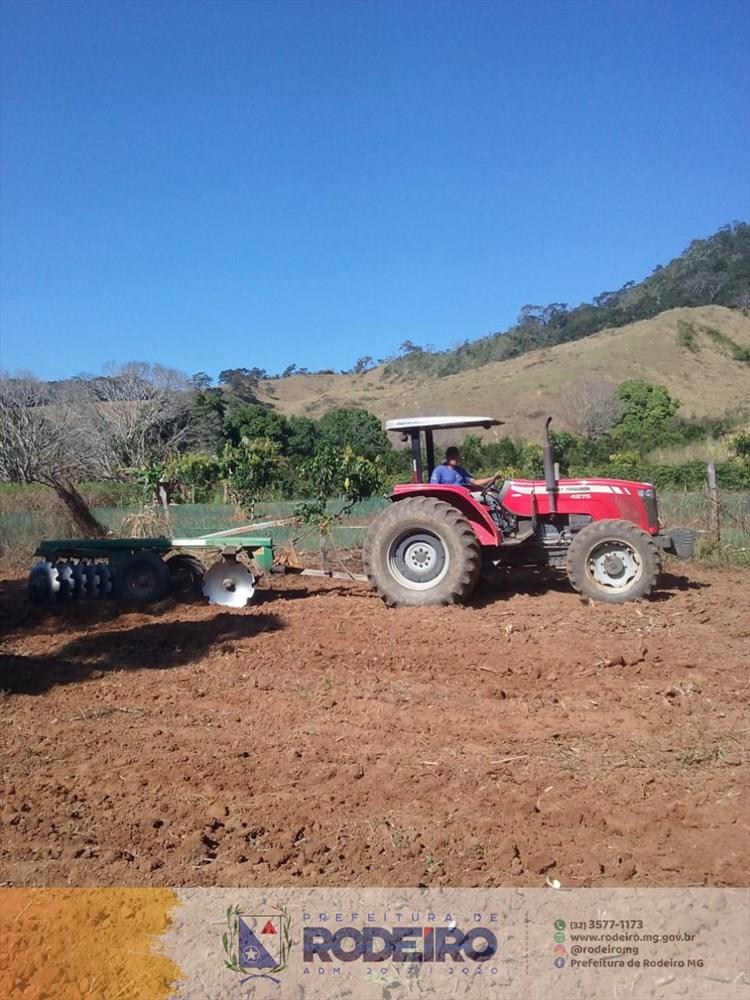 Prefeitura disponibiliza tratores e implementos agrícolas para produtores rurais