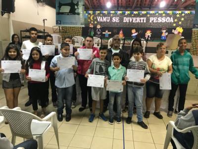 Alunos recebem certificados de conclusão de curso