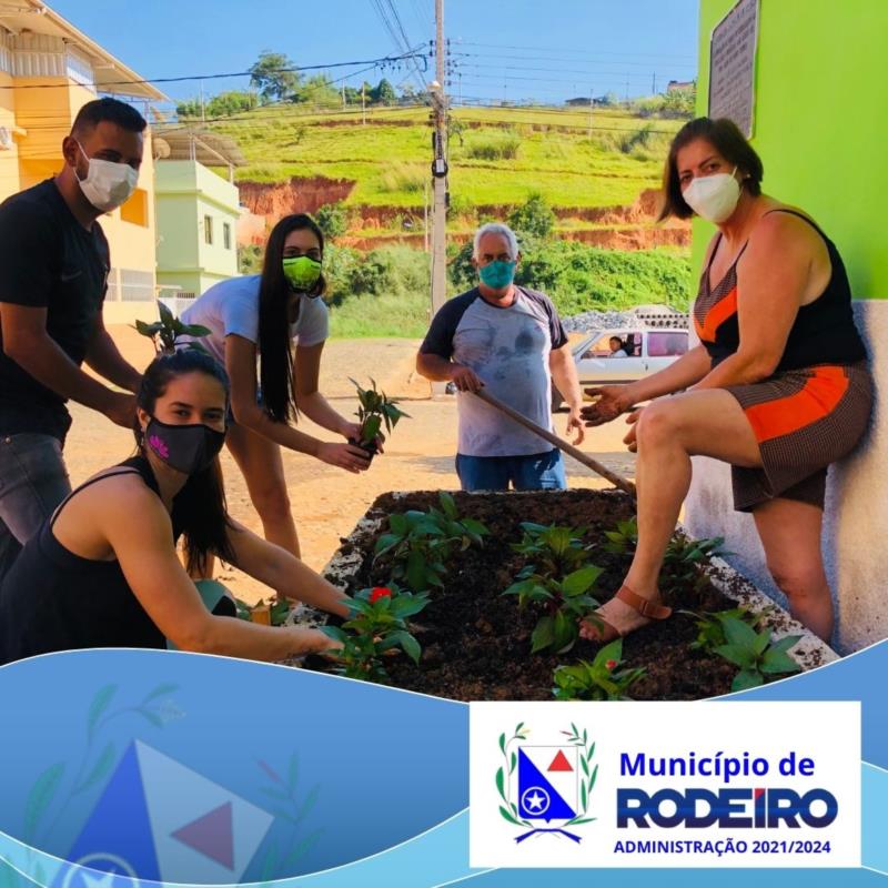 Plantio do primeiro canteiro de flores da gestão 2021/2024