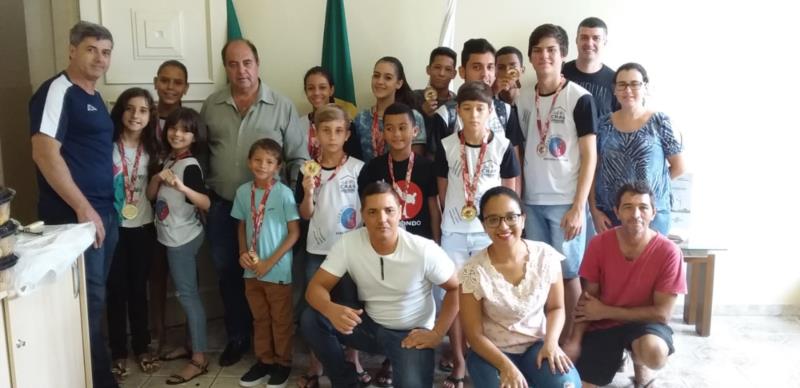 Prefeito recebe atletas medalhistas em seu gabinete
