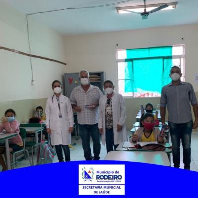 ENTREGA DE KIT DE HIGIENE BUCAL NAS ESCOLAS