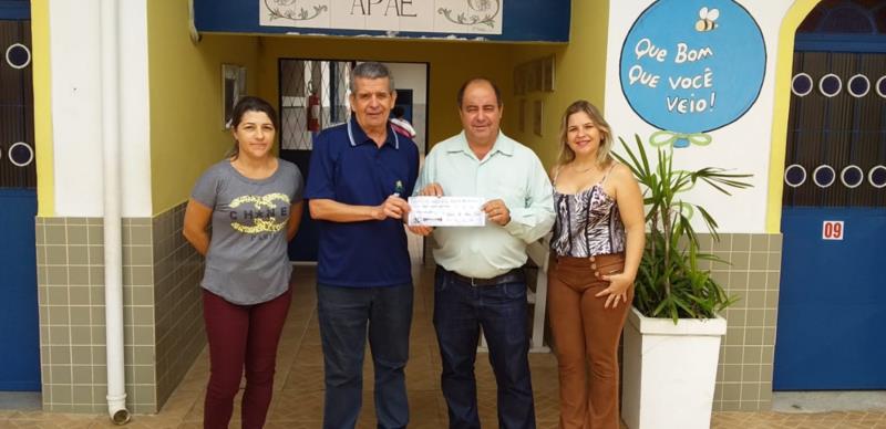Rodeiro doa verba para APAE Ubá